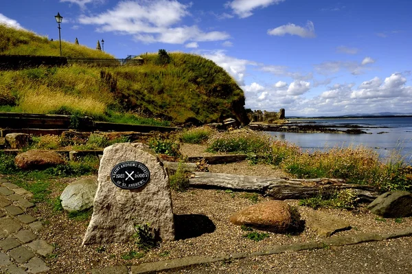 Slottsruiner på stranden — Stockfoto