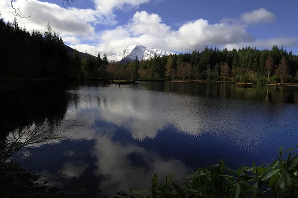 Reflecties in de loch — Stockfoto