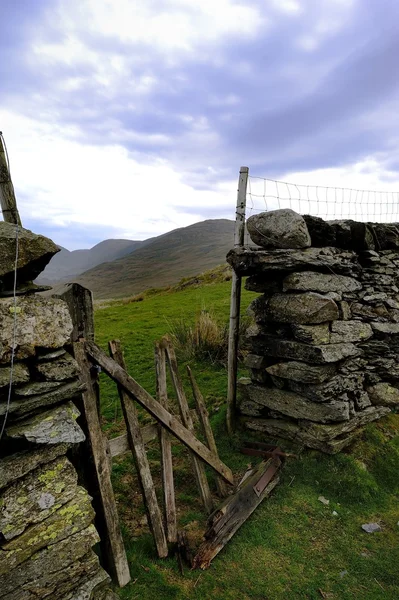 Broken gate in teh wall — Stock Photo, Image