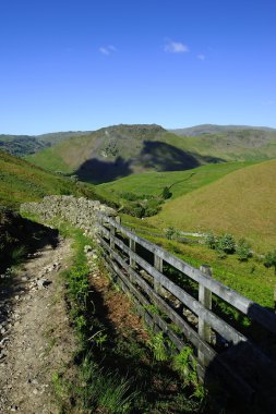 Dümen kaya üzerinde fare bulut gölgeler