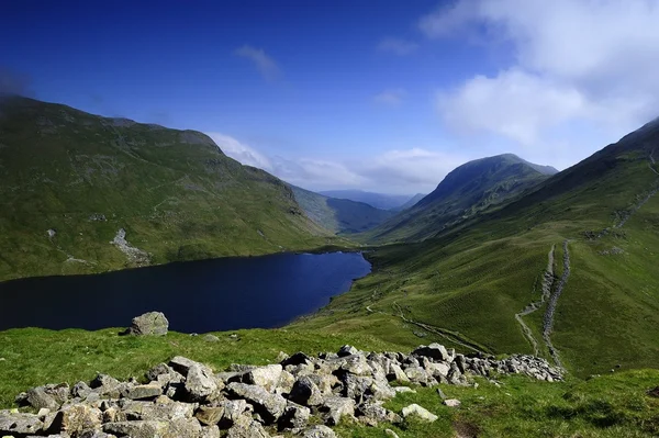 Sombras de nubes de ratón en Helm Crag — Foto de Stock