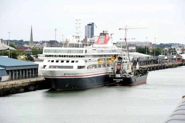 Bijtanken in de haven — Stockfoto