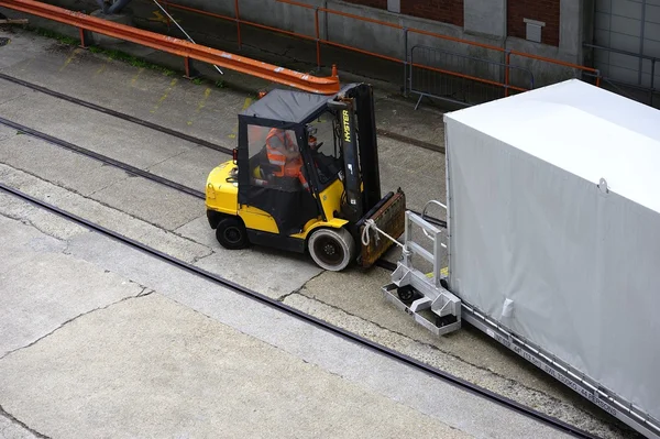 Vorkheftruck en overdekte Gangway — Stockfoto