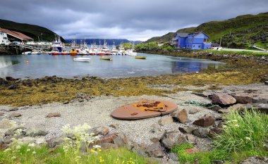 Tüm iskeleye bağladı