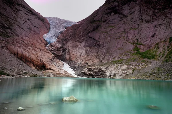 Briksdal gletsjer reflecties — Stockfoto