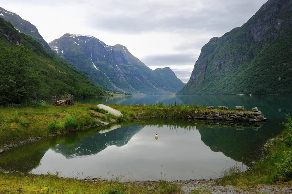 Jolle på gräset — Stockfoto