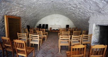 Şapel beyaz duvarlı