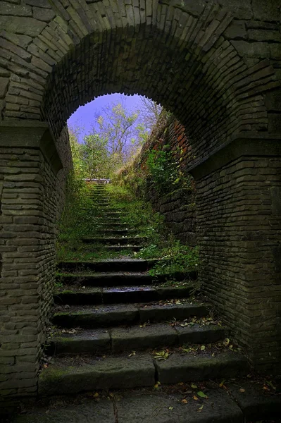 Каменные ступени и арка — стоковое фото