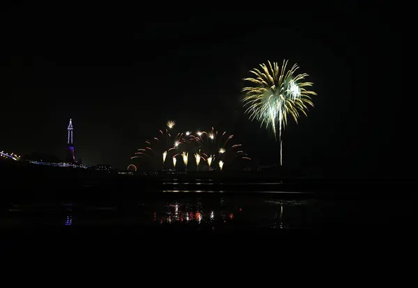 Kleurrijke vuurwerk — Stockfoto