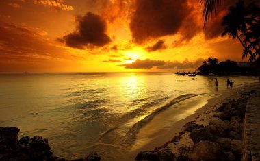 Denizin Üzerinde Sarı Gün Batımı