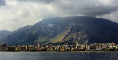 Fırtına bulutları tepelerin üstünde