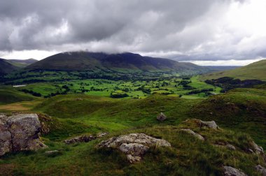 Fells üzerinde kara bulutlar