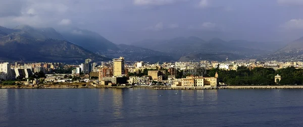 Dunkle Wolken über Palermo — Stockfoto