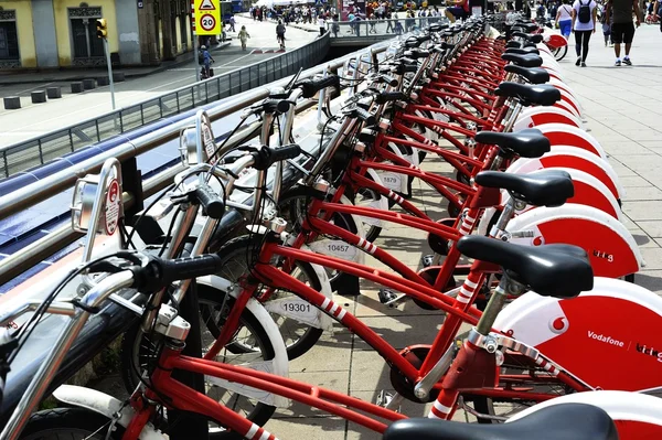 Линия красных и белых велосипедов — стоковое фото