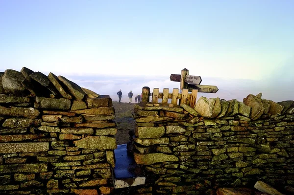 Tuile dans le mur de pierre sèche — Photo