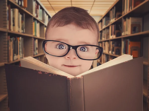 Kütüphane kitap okuma gözlükleri bebekle