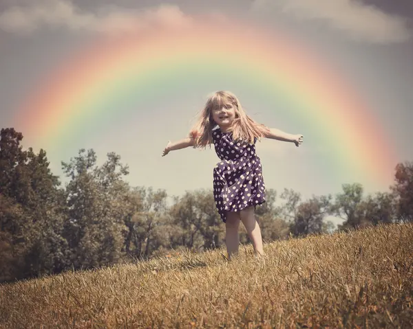 Doğa alanı Rainbow ile mutlu çocuk
