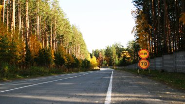 Yolda araba sürüyorum. Sonbaharda otoyol