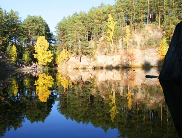 Herbst Waldsee Wasserspiegelung Herbstlicher Waldsee Den Bergen Waldsee Herbst — Stockfoto