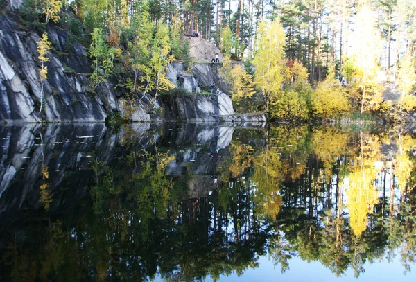 Herbst Waldsee Wasserspiegelung Herbstlicher Waldsee Den Bergen Waldsee Herbst — Stockfoto