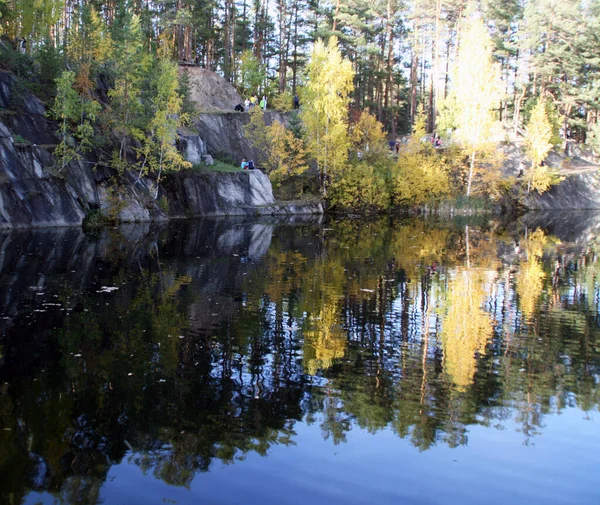 Herbst Waldsee Wasserspiegelung Herbstlicher Waldsee Den Bergen Waldsee Herbst — Stockfoto