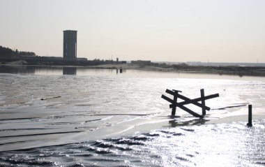 Yazın kurumuş göl ve nehir. Kum ve su kombinasyonu. 