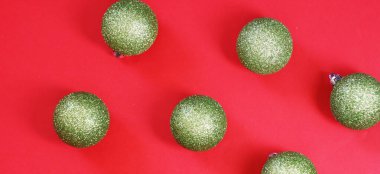 Kırmızı arka planda altın noel mücevherleri. Noel süsleri. Noel ve Yeni Yıl konsepti. Üst manzara, düz uzanma