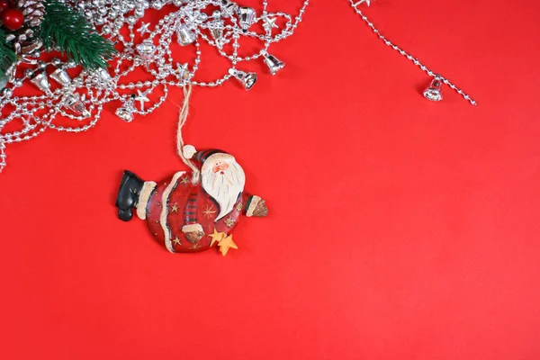 Weihnachten Neujahr Weihnachtsmann Weihnachtsdekoration Auf Rotem Hintergrund Flache Lage Draufsicht — Stockfoto