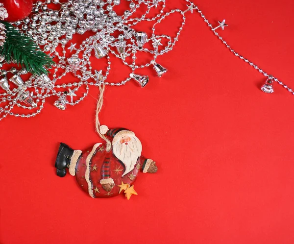 圣诞节 新年作曲 圣诞老人 红色背景的圣诞装饰品 平躺在地上 尽收眼底 复制空间 新年及寒假的概念 — 图库照片