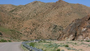 Moğolistan 'daki dağlara giden yol. Seyahat kutsallığı, yol, yolculuk