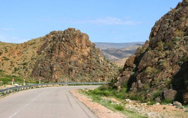 Moğolistan 'daki dağlara giden yol. Seyahat kutsallığı, yol, yolculuk