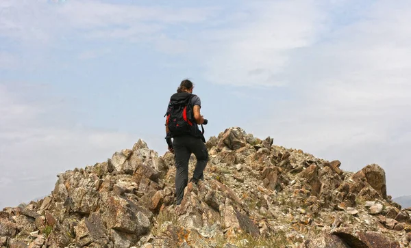 Mongolei Juli 2019 Touristenwanderung Mit Rucksack Durch Wunderschöne Landschaft Gesunder — Stockfoto