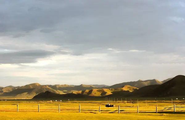 Pôr Sol Dourado Nas Montanhas Mongólia Paisagem Verão — Fotografia de Stock