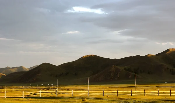 Pôr Sol Dourado Nas Montanhas Mongólia Paisagem Verão — Fotografia de Stock