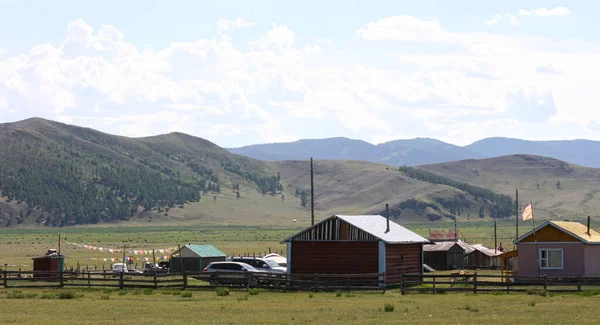 Маленькая Деревня Монголии Горы Фоне Степи Фото Копировальным Пространством — стоковое фото