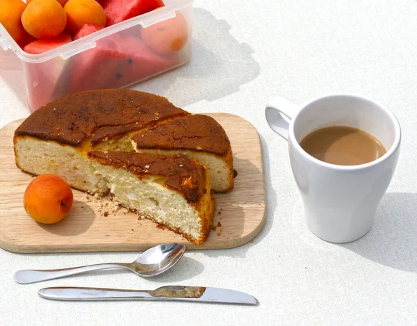 Stillleben Mit Einer Schale Mit Aprikosen Kuchen Kaffee Auf Einem — Stockfoto