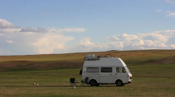 Mongolië Juli 2019 Oude Witte Vintage Bestelwagen Geparkeerd Groene Heuvels — Stockfoto
