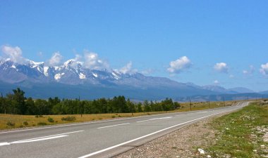 Dağlara giden yol. Chuysky Tract Dağı Yolu. M52 yolu. Altai Cumhuriyeti, Rusya. Altai dağlarında güzel bir yol.