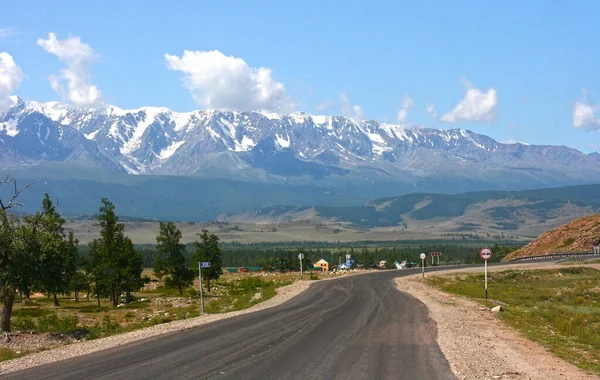 上山的路丘伊斯基山路 M52号公路俄罗斯阿尔泰共和国 阿尔泰山区美丽的道路 — 图库照片