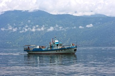 Teletskoye Gölü, Altai, Rusya - 07 Temmuz 2019: gölde tekne
