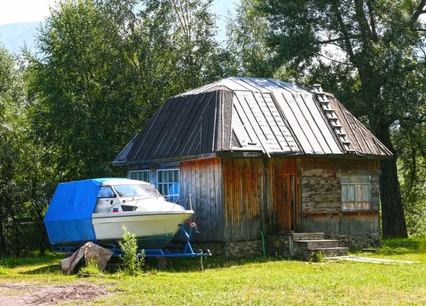 Altai Russland Juli 2019 Schönes Holzhaus Mit Kleinem Boot Haus — Stockfoto