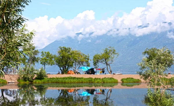 Mobil Berkemah Dekat Air Danau Teletskoye Altai Traveling Consept — Stok Foto