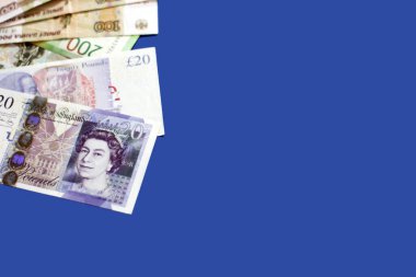 Rusya 'dan gelen ruble banknotları ve mavi arka planda banknotlar. Boşluğu kopyala. 