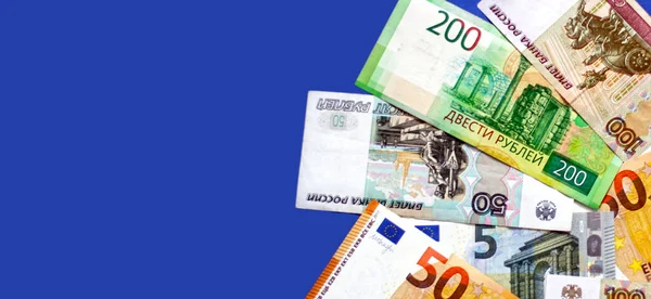 Foto Billetes Banco Rublos Rusia Billetes Euros Sobre Fondo Azul —  Fotos de Stock