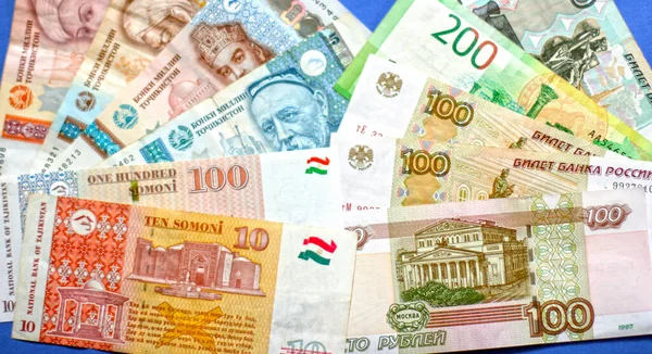 Fotó Somoni Bankjegyek Tádzsikisztánból Orosz Rubel Bankjegyek Kék Alapon — Stock Fotó