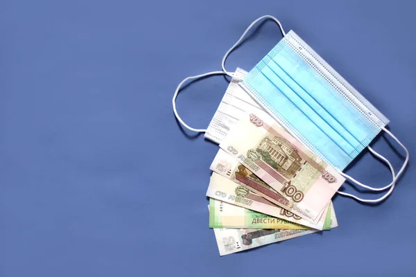 Máscara Quirúrgica Médica Rublos Rusos Billetes Banco Sobre Fondo Azul —  Fotos de Stock