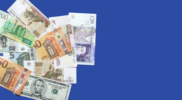 俄罗斯卢布钞票 英镑钞票 欧元钞票 蓝色背景美元的照片 复制空间 条幅尺寸 — 图库照片
