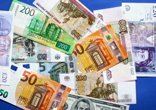 俄罗斯卢布钞票 英镑钞票 欧元钞票 蓝色背景美元的照片 钱的用途 — 图库照片