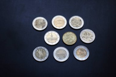 Avro sikkelerinin ve sentlerin resmi siyah arka planda. Para kutsaması