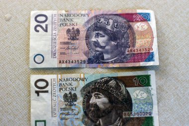 Polonya 'dan gri zloti banknotların fotoğrafı. Para kutsaması